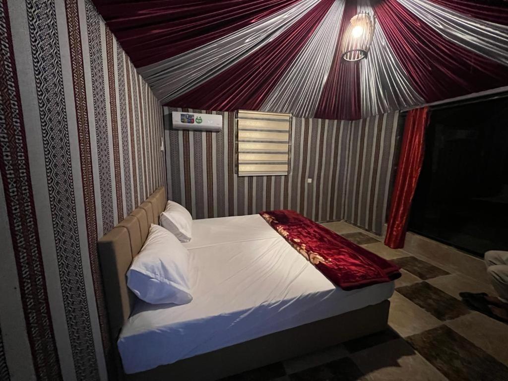 Scarlet Luxury Camp Wadi Rum Buitenkant foto