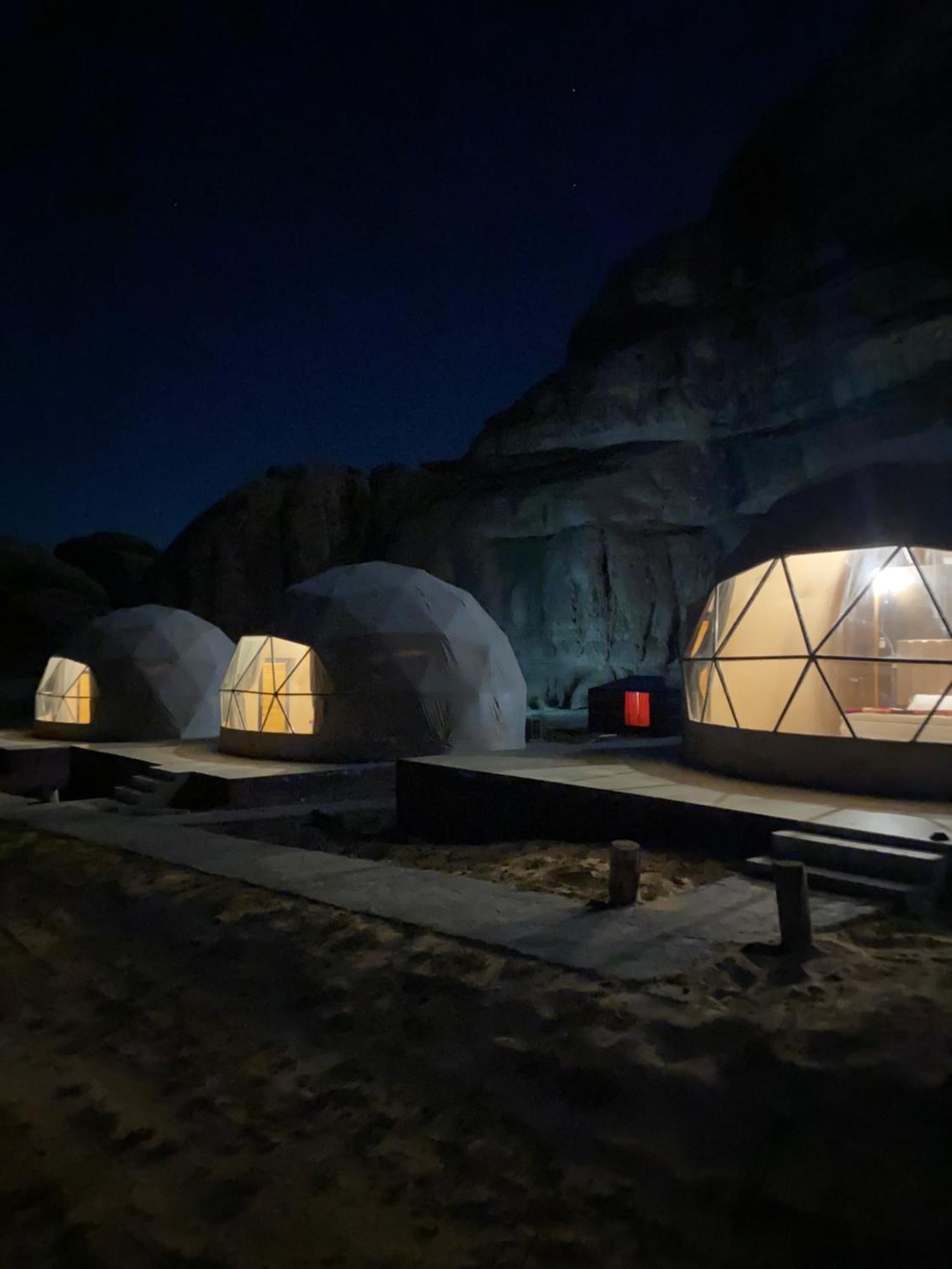 Scarlet Luxury Camp Wadi Rum Buitenkant foto