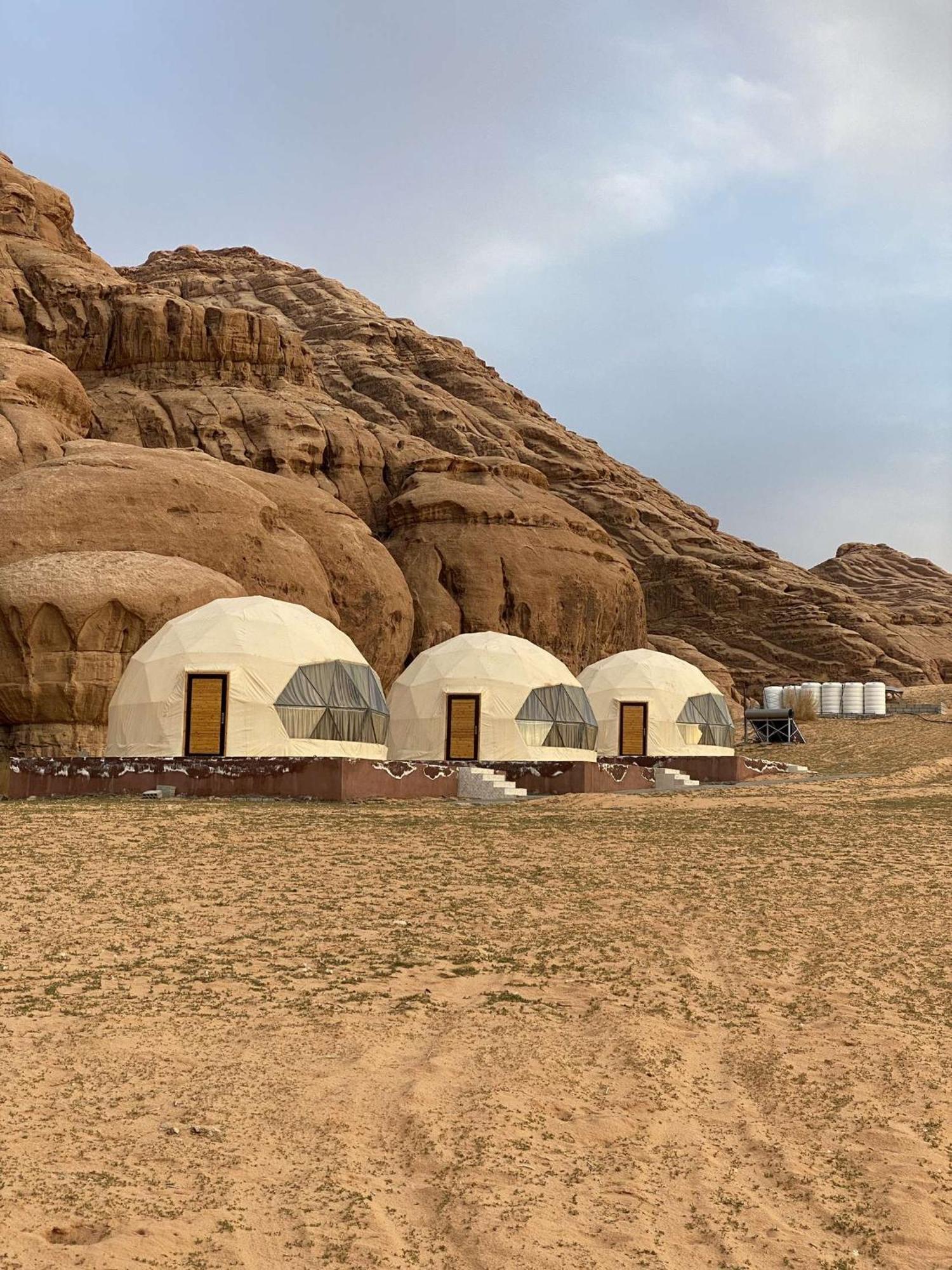 Scarlet Luxury Camp Wadi Rum Buitenkant foto
