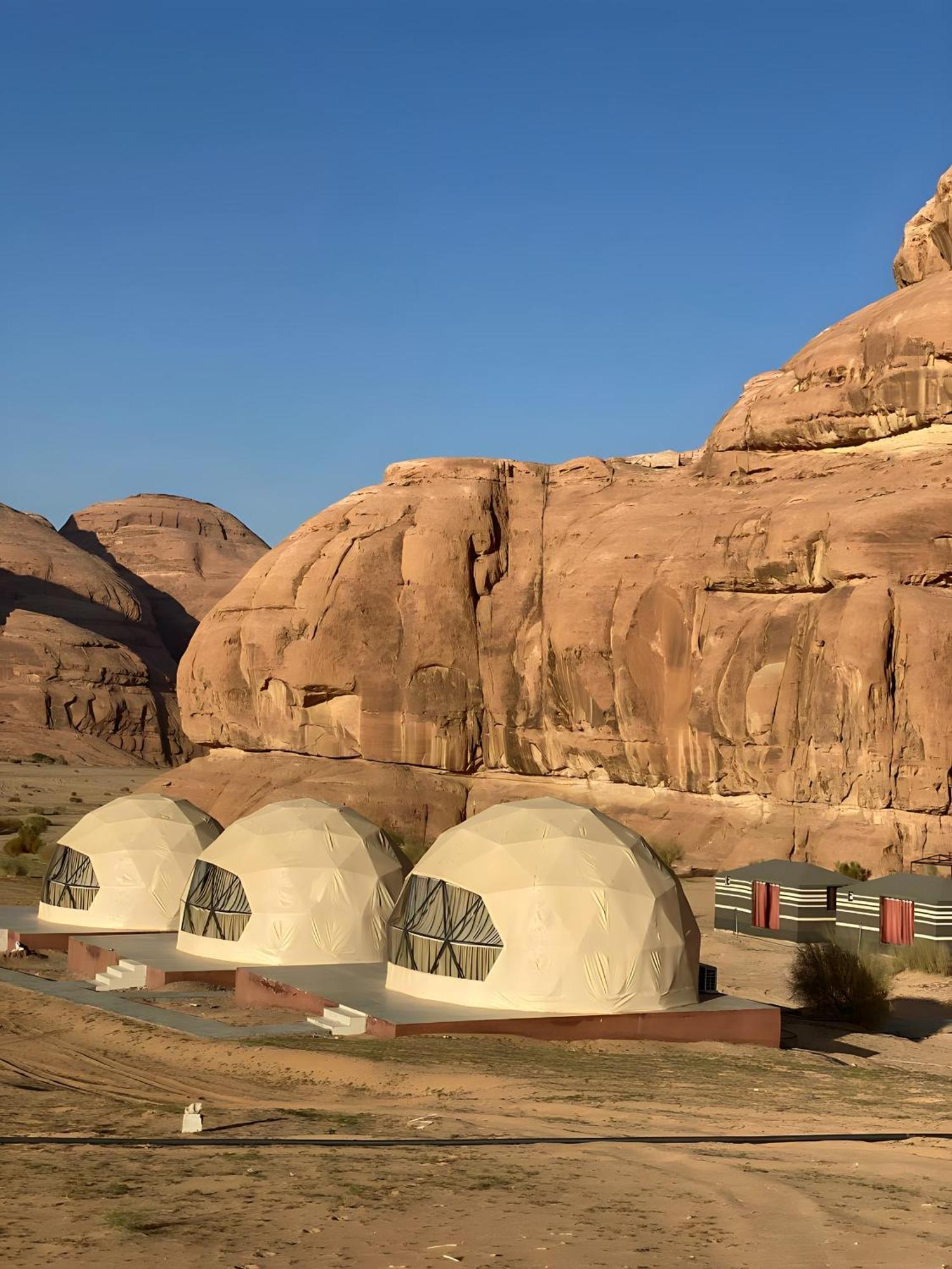 Scarlet Luxury Camp Wadi Rum Buitenkant foto