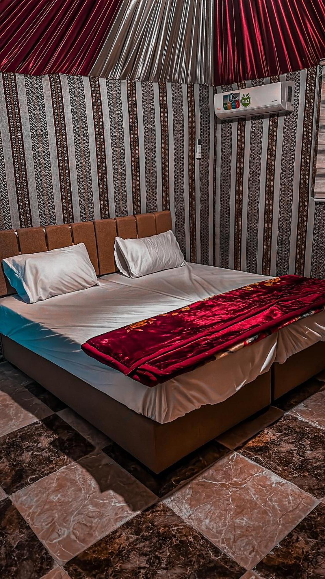 Scarlet Luxury Camp Wadi Rum Buitenkant foto