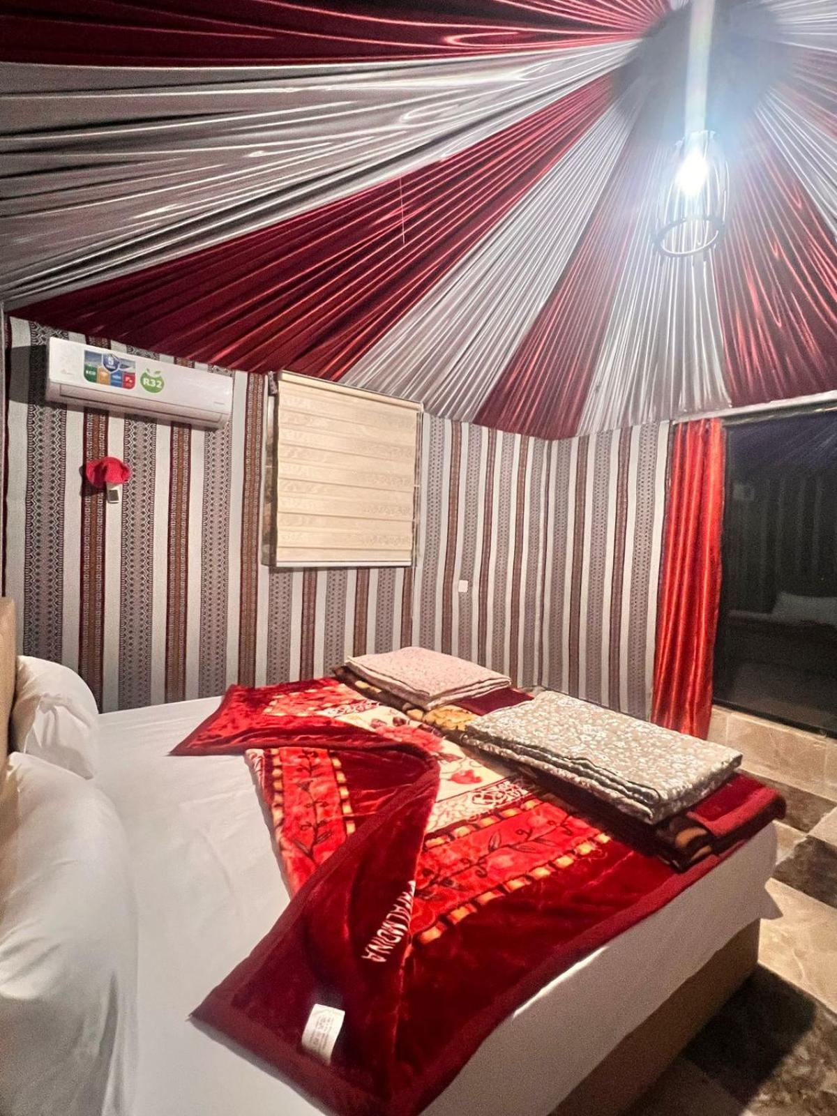Scarlet Luxury Camp Wadi Rum Buitenkant foto
