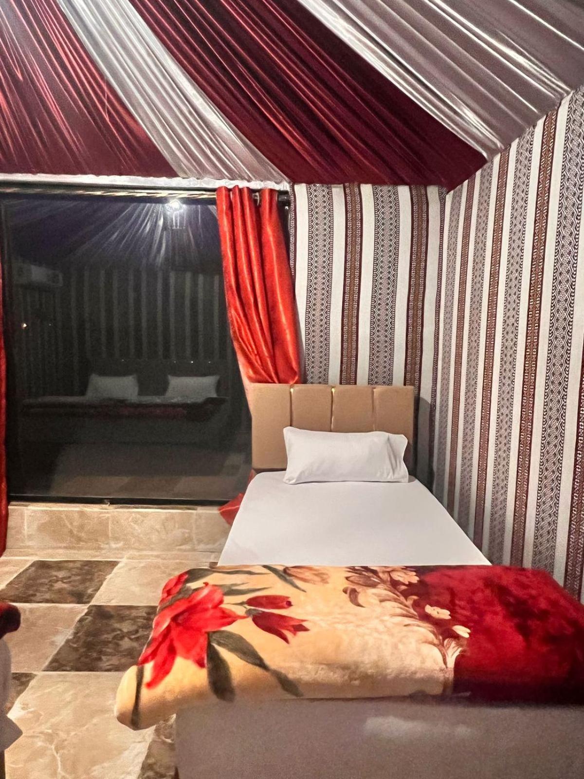 Scarlet Luxury Camp Wadi Rum Buitenkant foto