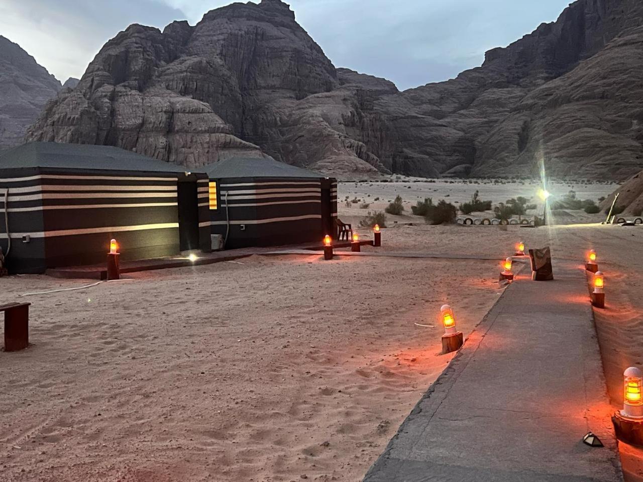 Scarlet Luxury Camp Wadi Rum Buitenkant foto