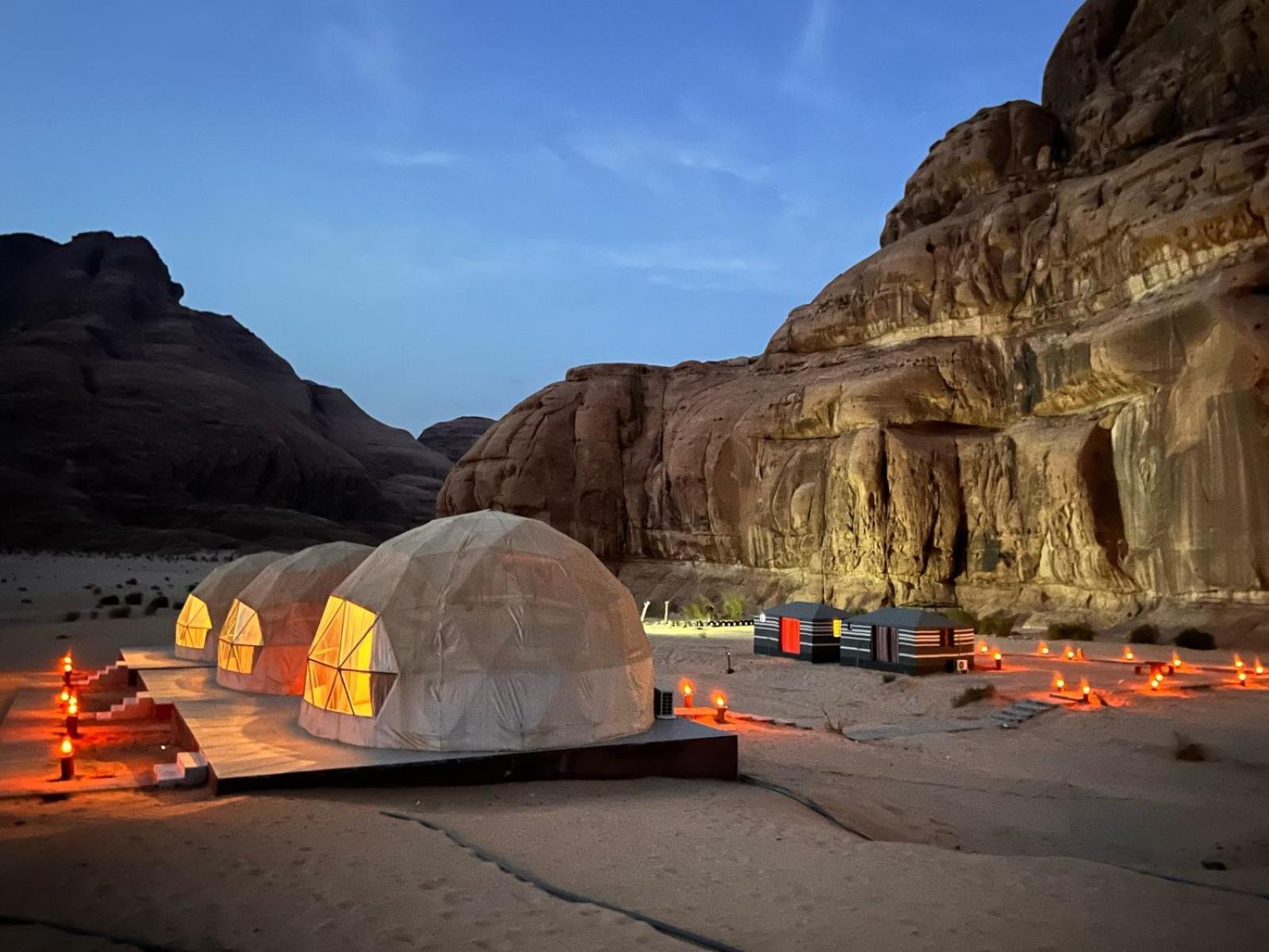 Scarlet Luxury Camp Wadi Rum Buitenkant foto