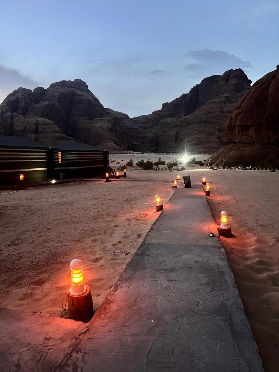 Scarlet Luxury Camp Wadi Rum Buitenkant foto