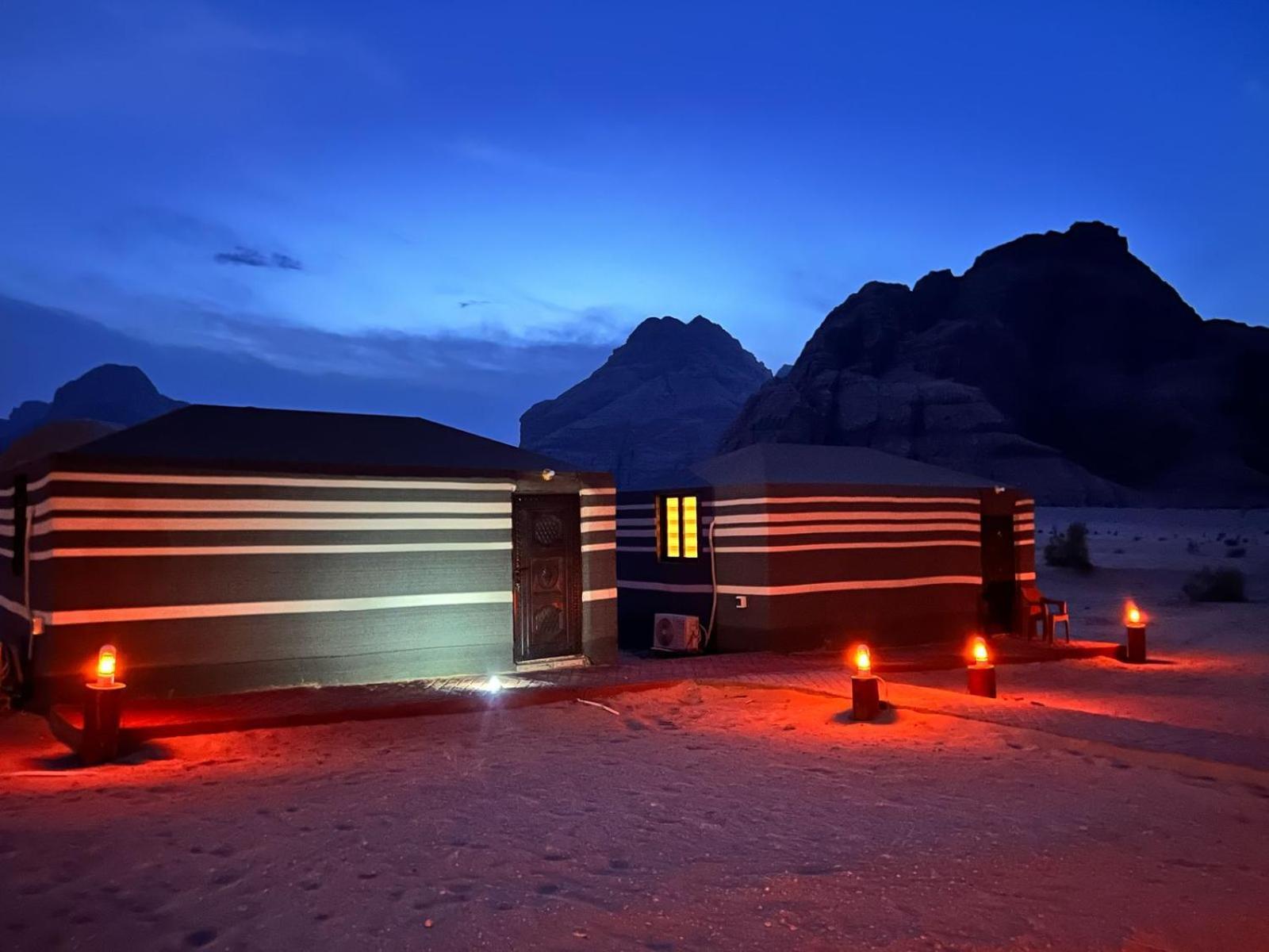 Scarlet Luxury Camp Wadi Rum Buitenkant foto