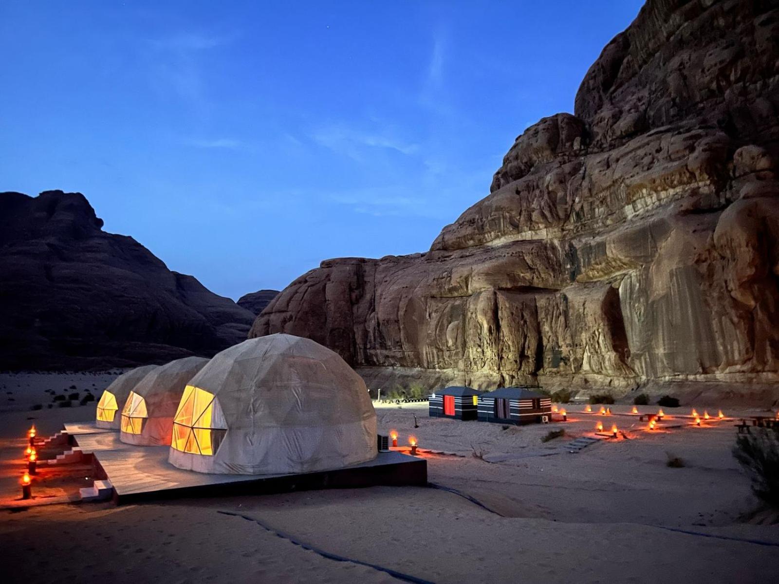 Scarlet Luxury Camp Wadi Rum Buitenkant foto